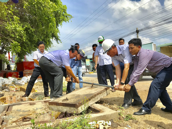Đoàn giám sát HĐND tỉnh kiếm tra hệ thống thoát nước của tuyến đường liên xã Phước Hưng - Phước Tỉnh.