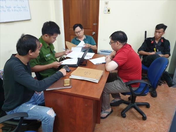 Lực lượng chức năng lấy lời khai đối tượng