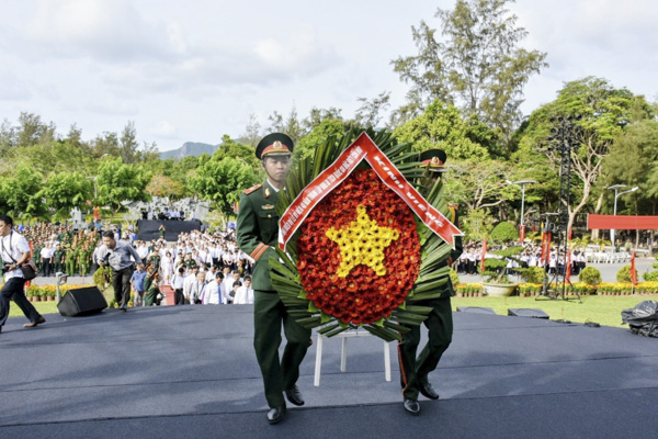 Tỉnh ủy, HĐND, UBND, UBMTTQ Việt Nam tỉnh tổ chức trọng thể lễ viếng Nghĩa trang Hàng Dương.
