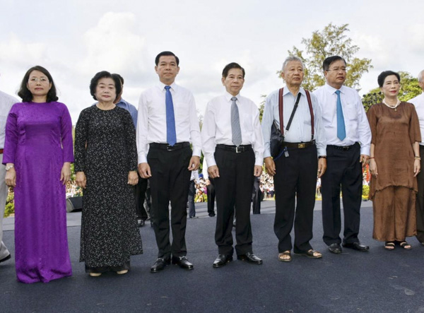 Nguyên Chủ tịch nước Nguyễn Minh Triết, nguyên Phó Chủ tịch nước Trương Mỹ Hoa và lãnh đạo tỉnh cùng các đại biểu viếng Nghĩa trang Hàng Dương.