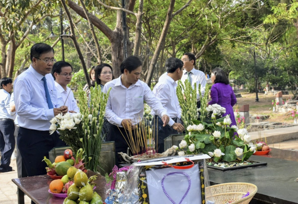 Đồng chí Nguyễn Văn Trình, Chủ tịch UBND tỉnh thắp hương tại phần mộ nữ Anh hùng LLVTND Võ Thị Sáu. 