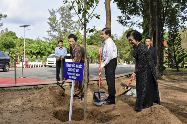 Nguyên Chủ tịch nước Nguyễn Minh Triết, nguyên Phó Chủ tịch nước Trương Mỹ Hoa trồng cây lưu niệm tại Nghĩa trang Hàng Dương.
