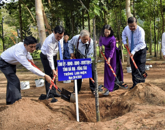 Các đồng chí lãnh đạo tỉnh và đại biểu trồng cây lưu niệm tại Nghĩa trang Hàng Dương.