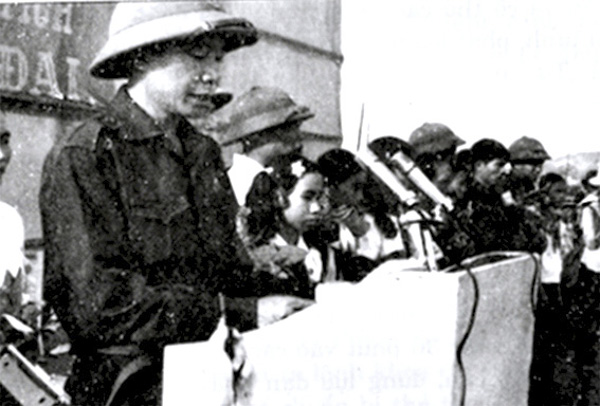 Đồng chí Phạm Văn Hy, Chủ tịch Ủy ban Quân quản TP. Vũng Tàu đọc nhật lệnh trong ngày giải phóng 30-4-1975. Ảnh: T.L