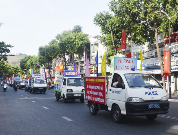 Đoàn xe tuyên truyền “Nói không với thực phẩm giả, thực phẩm kém chất lượng, bảo vệ người tiêu dùng” trên đường phố Vũng Tàu sau lễ phát động.