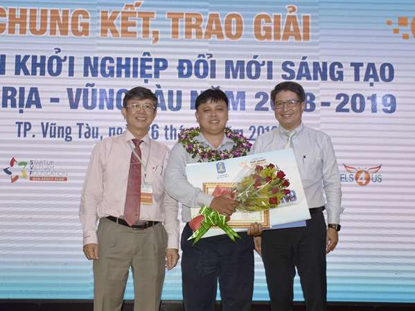 Ông Nguyễn Mạnh Cường, Phó Cục trưởng Cục công tác phía Nam, Bộ KH-CN (phải) và ông Mai Thanh Quang, Giám đốc Sở KH-CN (trái) trao giải Nhất cho anh Trần Thái Sơn.