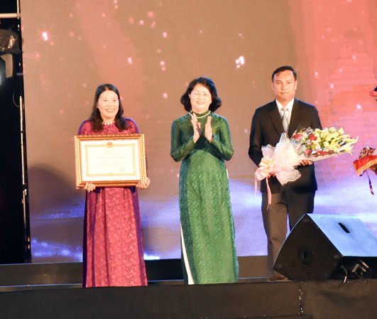 Đồng chí Đặng Thị Ngọc Thịnh, Phó Chủ tịch nước trao Huân chương Lao động hạng Ba cho Ban quản lý di tích Côn Đảo.