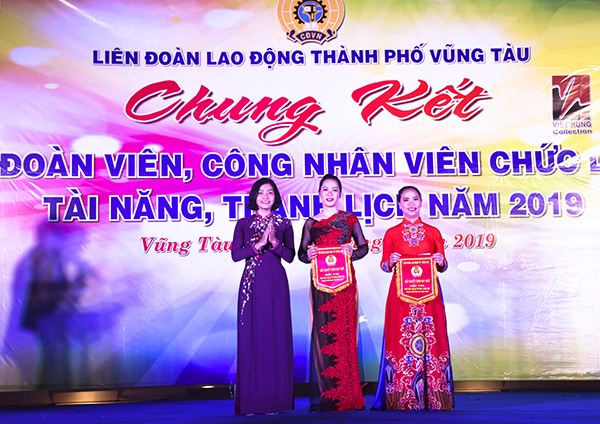 Đại diện Ban tổ chức trao giải B cho CĐCS Trường THCS Nguyễn An Ninh, THCS Ngô Sĩ Liên.