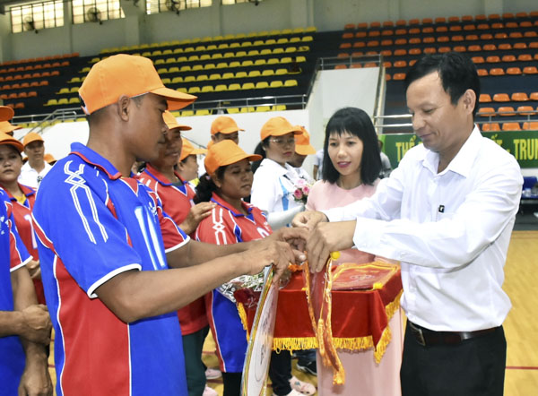Ông Dương Văn Hạnh, Phó Ban Tôn giáo tỉnh trao cờ lưu niệm cho các đội dự hội thao.