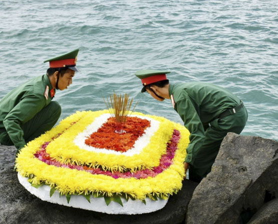 Bè hoa được thả xuống biến nhằm tưởng niệm các chiến sĩ cách mạng, người yêu nước vượt tù Côn Đảo về đất liền nhưng đã hy sinh trên biển.