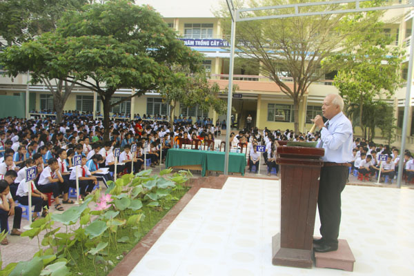 Ông Lê Duy Tân, Chủ tịch Hội Người tù kháng chiến TP. Vũng Tàu chia sẻ về ý nghĩa lịch sử ngày 30-4-1975 với HS Trường THCS Ngô Sĩ Liên.