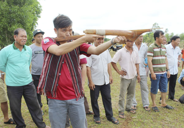 Thanh niên thể hiện tài bắn nỏ trong Ngày hội văn hóa Châu Ro.