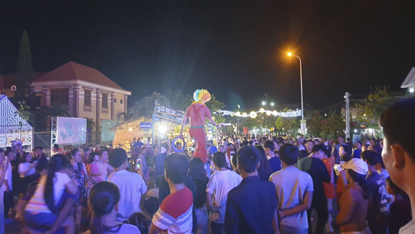 Hàng ngàn người đã đến Lễ hội Ẩm thực Côn Đảo trong đêm khai mạc.