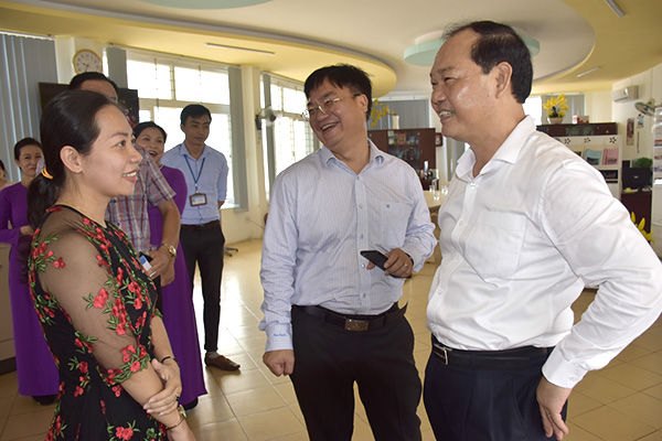 Bí thư Thành ủy Vũng Tàu Mai Ngọc Thuận thăm hỏi đại diện Trung tâm Hỗ trợ khách du lịch.