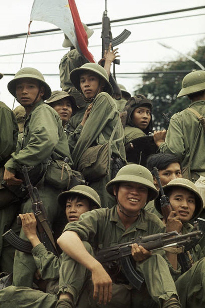 Nụ cười hạnh phúc của người chiến sĩ trong ngày giải phóng hoàn toàn miền Nam, thống nhất đất nước.
