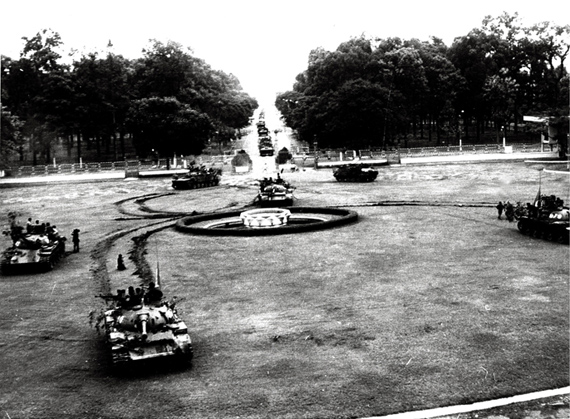 Toàn cảnh đội hình xe tăng Lữ đoàn 203 tiến vào Dinh Độc Lập trưa ngày 30/4/1975 (Ảnh: Borries Gallasch).