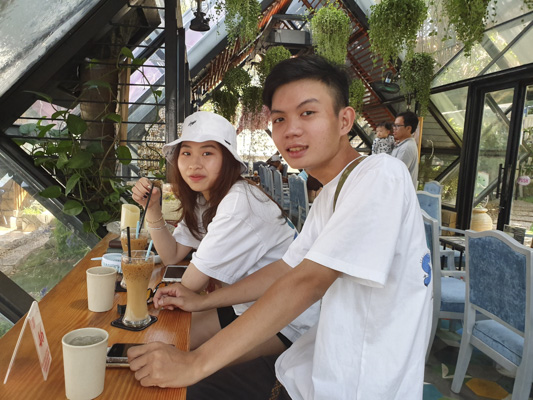 Đôi bạn trẻ đến từ TP. Hồ Chí Minh “giải nhiệt” tại quán La vie en rose coffee & spa (6, Hạ Long, TP.Vũng Tàu) sáng 30-4.