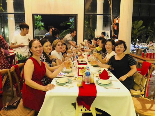 Khách ăn uống tại nhà hàng La Sirena (159, Thùy Vân, TP.Vũng Tàu) trong dịp lễ 30-4.