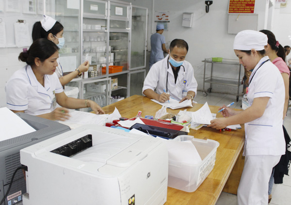 Đội ngũ bác sĩ, nhân viên y tế BV Lê Lợi làm việc tại Khoa Cấp cứu trong ngày 1-5. Ảnh MINH NHÂN
