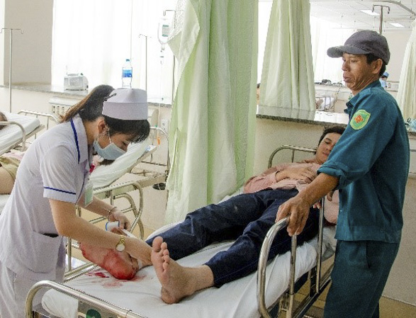 Nhân viên y tế BV Bà Rịa băng bó cho bệnh nhân đến cấp cứu trong ngày 1-5. Ảnh: BẢO KHÁNH