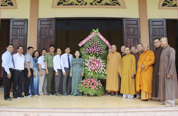 Đoàn lãnh đạo Tỉnh ủy, HĐND, UBND, UBMTTQVN tỉnh tặng hoa chúc mừng Ban Trị sự GHPGVN tỉnh.