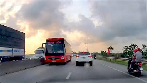 Chiếc xe khách chạy ngược chiều (Hình ảnh được cắt từ camera hành trình)