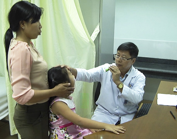 Bác sĩ thăm khám cho bệnh nhân điều trị tại Khoa Nhi BV Bà Rịa.