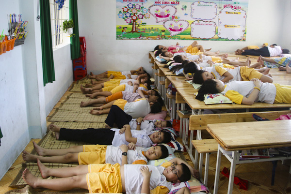 Do thiếu phòng ngủ nên HS trường TH Phước Thắng, TP.Vũng Tàu phải ngủ trưa ngay tại lớp học.