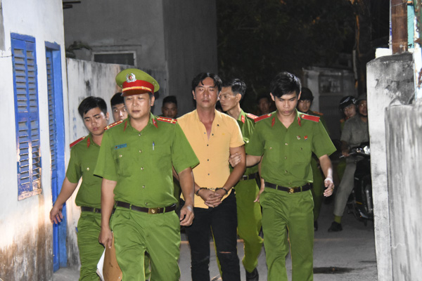Lực lượng công an dẫn giải Bùi Phương Lâm về trụ sở cơ quan công an để phục vụ điều tra.