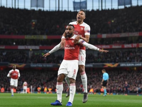 Thay nhau lập công, Lacazette và Aubameyang giúp Arsenal ngược dòng ấn tượng trước Valencia. (Ảnh: Getty)