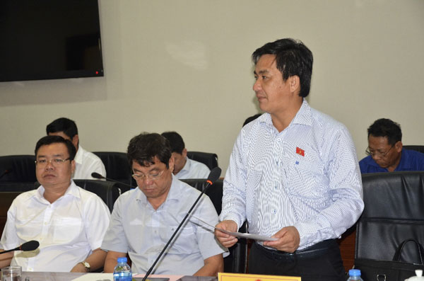 Đồng chí Dương Minh Tuấn, Phó Trưởng đoàn ĐBQH tỉnh báo cáo Kết quả hoạt động của Ủy ban Thường vụ Quốc hội từ sau kỳ họp thứ 6 đến nay và hoạt động của Đoàn ĐBQH tỉnh 4 tháng đầu năm 2019.