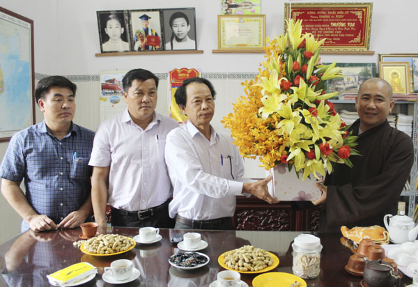 Đồng chí Phạm Thế Mỹ, Phó Chủ tịch UBMTTQVN tỉnh tặng hoa chúc mừng Ban Trị sự Giáo hội Phật giáo Việt Nam huyện Đất Đỏ.