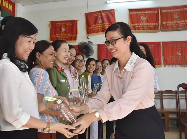 Hội LHPN TP.Bà Rịa trao tặng 30 bình đựng nước thủy tinh cho cán bộ hội.