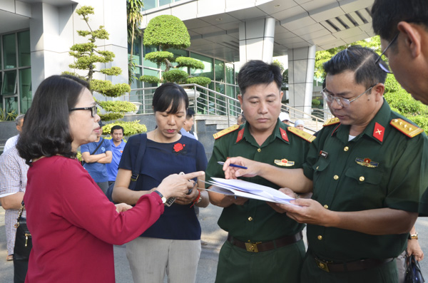 Đồng chí Nguyễn Thị Yến, Phó Bí thư Thường trực Tỉnh ủy, Trưởng đoàn đại biểu Quốc hội tỉnh yêu cầu rà soát lại danh sách cán bộ, cá nhân của Đoàn trước giờ lên đường.