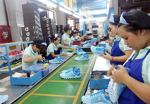 Theo PGS - TS Vũ Quang Thọ, một số ngành nghề không nên cho nới thêm khung thời gian làm thêm giờ.