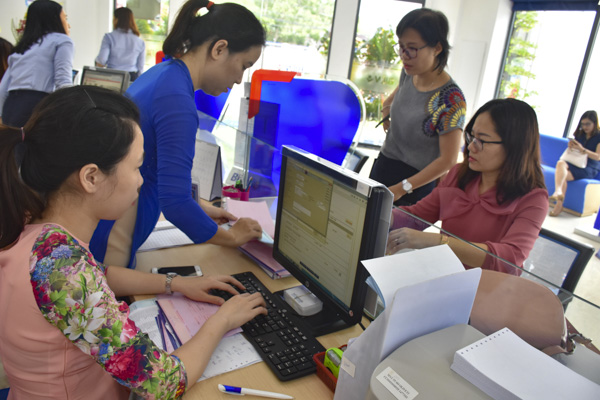 Khách hàng giao dịch tại BIDV Long Sơn.