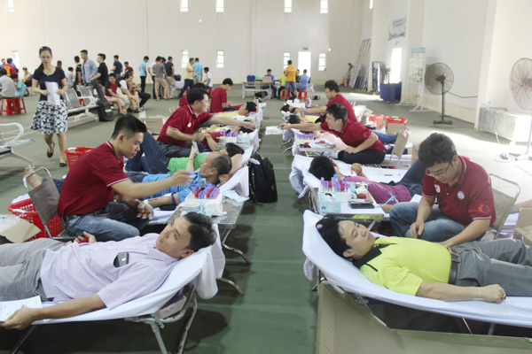 Người lao động PTSC tham gia hiến máu tình nguyện sáng 5-5.