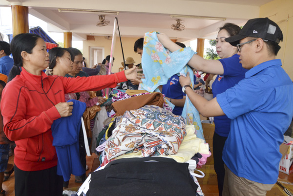 ĐVTN tặng quần áo cho người nghèo xã Long Tân, huyện Đất Đỏ trong Chiến dịch “Xuân tình nguyện” năm 2019