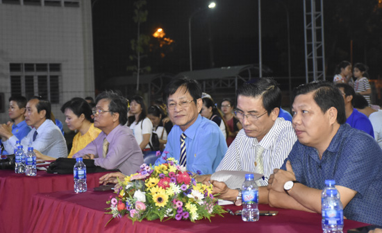 Ông Châu Văn Thắng, Chủ tịch LĐLĐ tỉnh và ông Võ Minh Giang, Phó Bí Thư Đảng úy Khối Doanh nghiệp đến dự chung kết Liên hoan tiếng hát công nhân năm 2019.