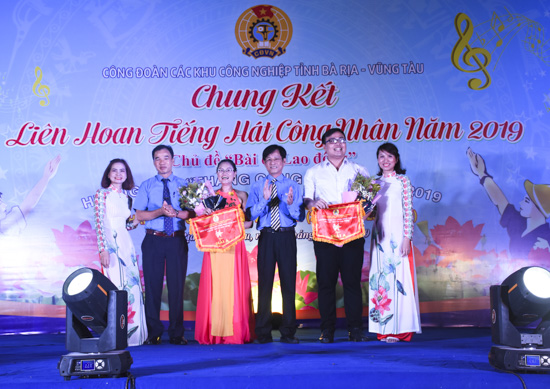 Ông Châu Văn Thắng, Chủ tịch LĐLĐ tỉnh và ông Nguyễn Đức Ý, Chủ tịch Công đoàn Các KCN tỉnh trao giải A cho các CĐCS.