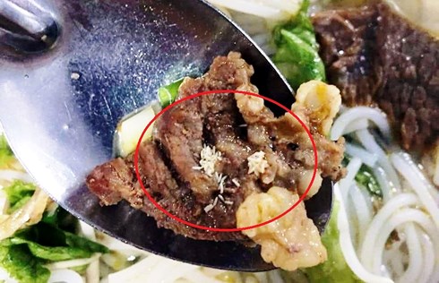 Phát hiện dòi trong khẩu phần ăn của công nhân (Ảnh do công nhân Nhà máy may Hitexvina chụp lại)