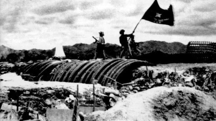 Chiều 7/5/1954, lá cờ 