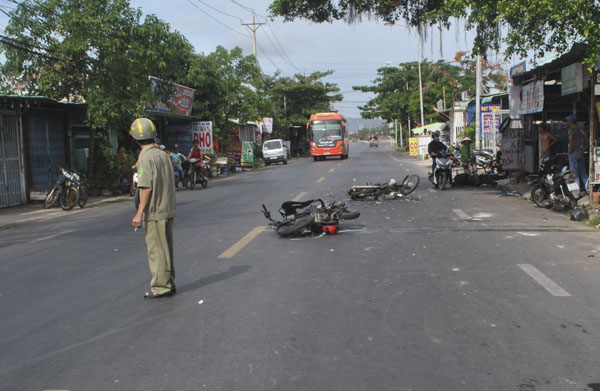Lực lượng bảo vệ dân phố phường 12, TP.Vũng Tàu bảo vệ hiện trường vụ tai nạn.