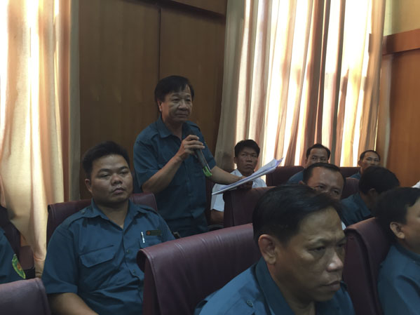 Cán bộ BCH quân sự phường 4 (TP.Vũng Tàu) đóng góp ý kiến tại buổi tiếp xúc.