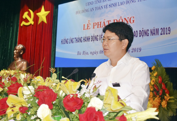 Đồng chí Nguyễn Thanh Tịnh, Phó Chủ tịch UBND tỉnh phát biểu tại lễ phát động Tháng hành động về ATVSLĐ năm 2019.