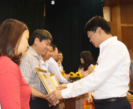 Đồng chí Nguyễn Thanh Tịnh, Phó Chủ tịch UBND tỉnh trao Bằng khen của UBND tỉnh cho các DN thực hiện tốt công tác ATVSLĐ năm 2018.