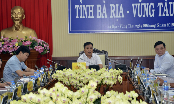 Đồng chí Nguyễn Văn Trình, Chủ tịch UBND tỉnh chủ trì cuộc họp.