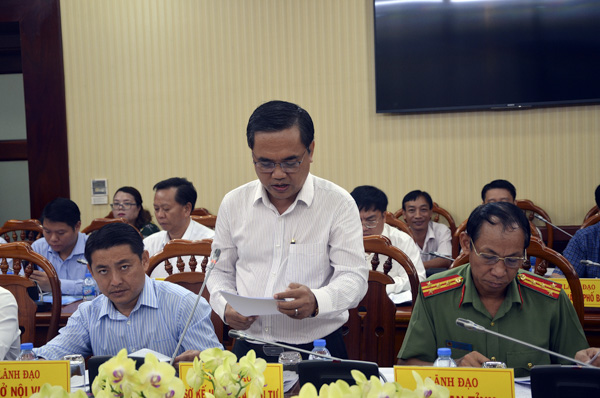 Đồng chí Nguyễn Văn Đặng, Phó Giám đốc Sở KHĐT báo cáo tình hình kinh tế - xã hội, an ninh quốc phòng 4 tháng đầu năm 2019.