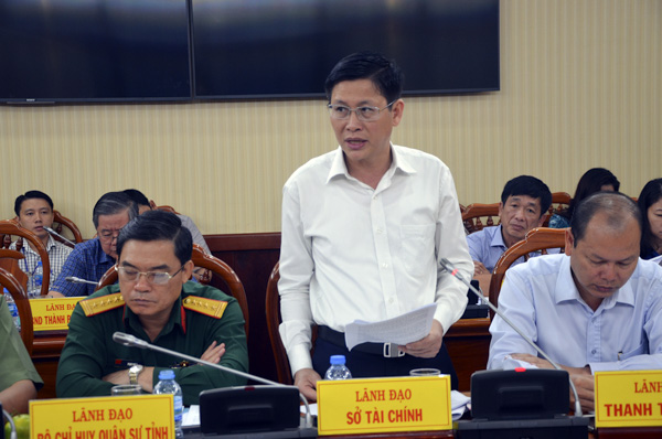 Đồng chí Lê Ngọc Khánh, Giám đốc Sở Tài Chính báo cáo tình hình thu chi ngân sách trên địa bàn tỉnh 4 tháng đầu năm 2019. 