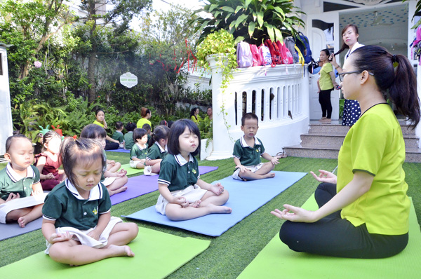 Trẻ tập động tác ngồi thiền trong buổi tập yoga tại Trường mầm non Đom Đóm.